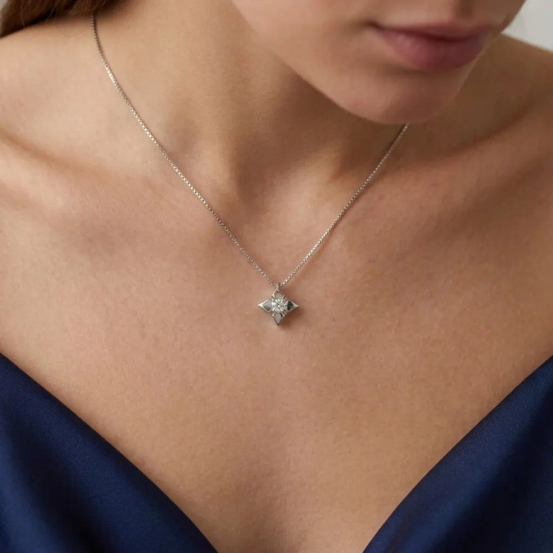 Collana Punto Luce Oro Bianco 18kt con Diamante 0,15 ct - 1,50 gr