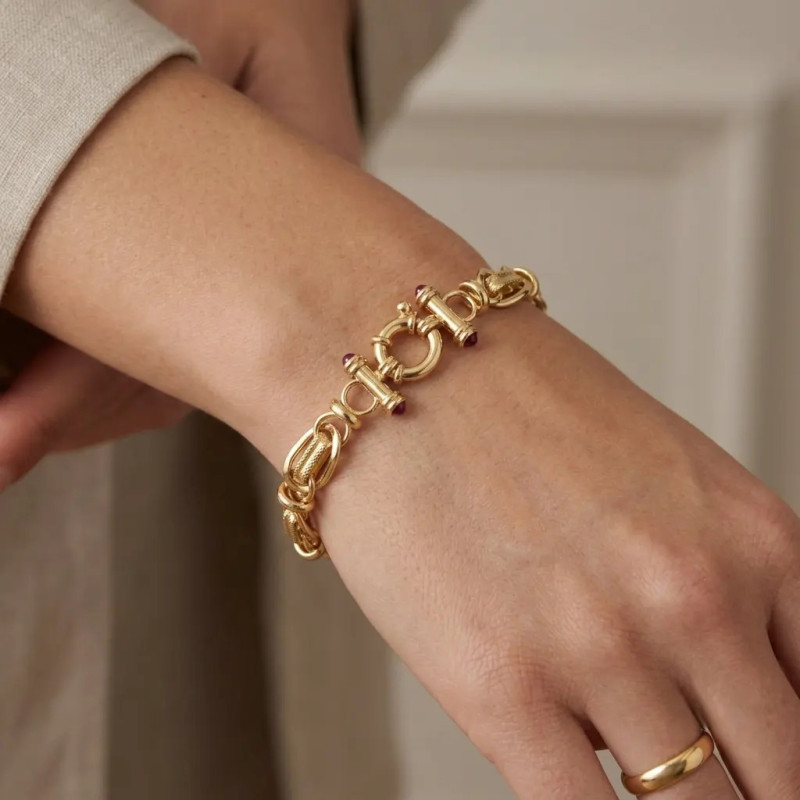 Armband aus 18-karätigem Gelbgold mit kunstvoll gearbeiteten Gliedern und Rubin-Cabochons, 20 cm – 8,60 g