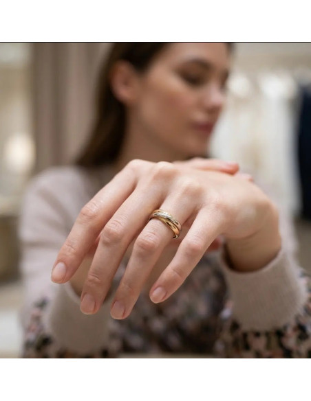 Anillo modelo Trinity en oro de 18 quilates con bandas entrelazadas. Talla 19 - 7,1 gramos.