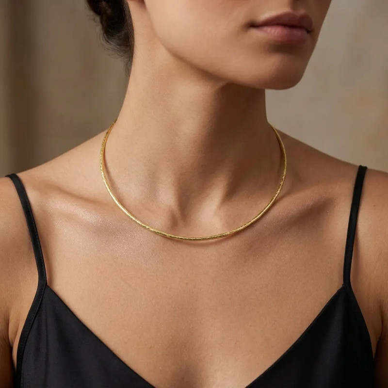 18kt Yellow Gold Hammered Rigid Necklace for Women with Side Hinges - 23.6g