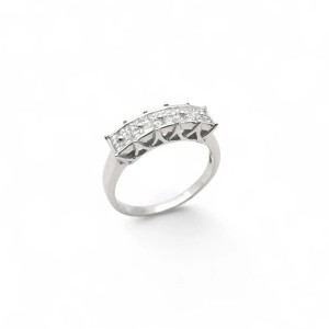 Anillo de oro blanco con diamantes talla princesa.