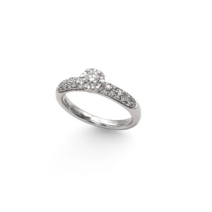 Anello in oro bianco con brillante centrale e pavè sul gambo