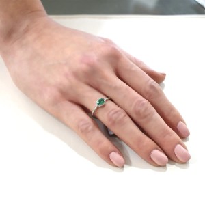 StellaMaris – Weißgoldring mit ovalem Smaragd und Diamanten drumherum 2