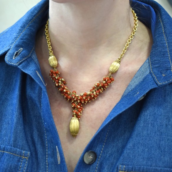 Y-förmige Choker-Halskette aus satiniertem Gelbgold und roter Koralle