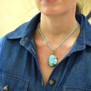 Collana e ciondolo in turchese naturale e oro giallo 18kt 2