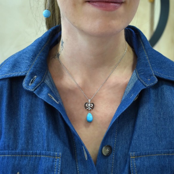 Pendente Oro Bianco 18kt, Diamanti Bianchi e Neri con Turchese Naturale