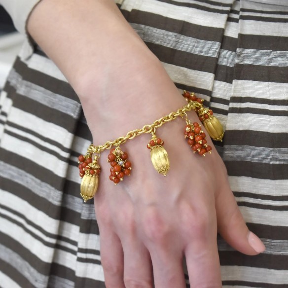 Bracciale Oro 18kt Satinato e Corallo Rosso a Grappoli