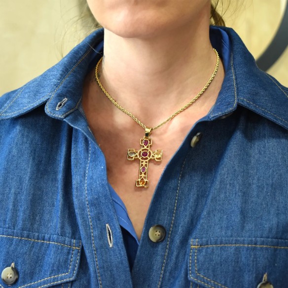 Colgante de cruz Stella Maris en oro amarillo de 18 kt con cabujón de duralita coloreada