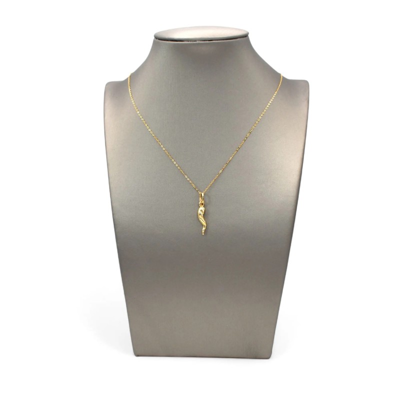 Colgante de cuerno de la suerte rayado en oro amarillo de 18 kt
