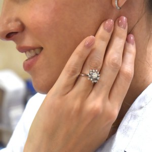Anello in oro bianco fiore di diamanti 2