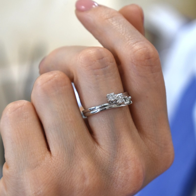 Anillo trilogía Contrariè en oro blanco ct. 0,33
