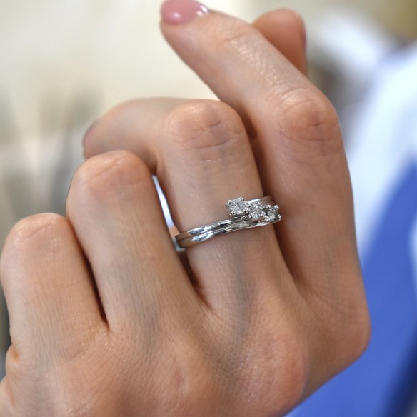 Anillo trilogía Contrariè en oro blanco ct. 0,33