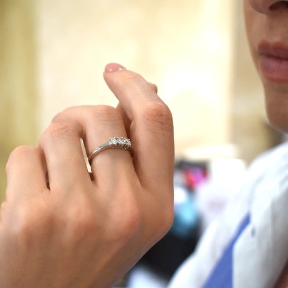 Anillo trilogía en oro blanco ct. 0,38