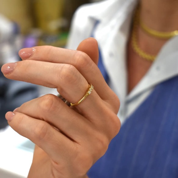 Anello trilogy in oro giallo ct. 0.11