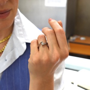Solitärring mit vier Krappen, 0,27 ct 2