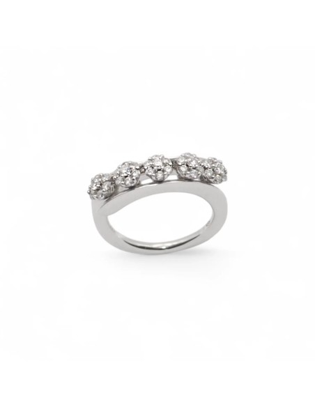 Weißgoldring mit fünf Diamantflecken